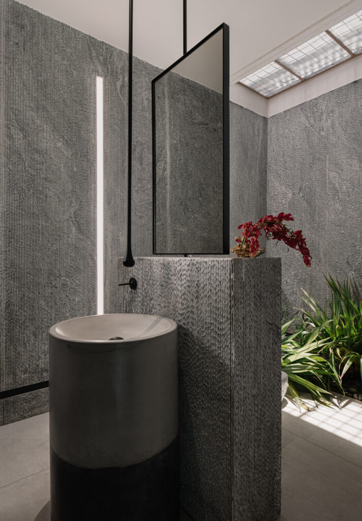 盖亚

注：GAIA在天文学等领域常指盖亚，它既是希腊神话中的大地女神名，也被用于命名欧洲空间局的天体测量卫星等 丨印度丨FADD Studio-27