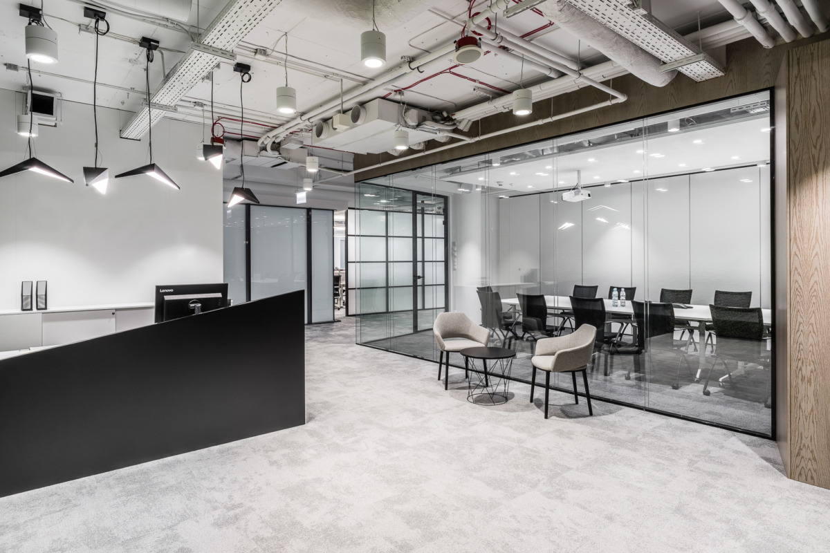 波兰 pharmaceutical 公司办公室,简约黑白构建传统日式美学-6