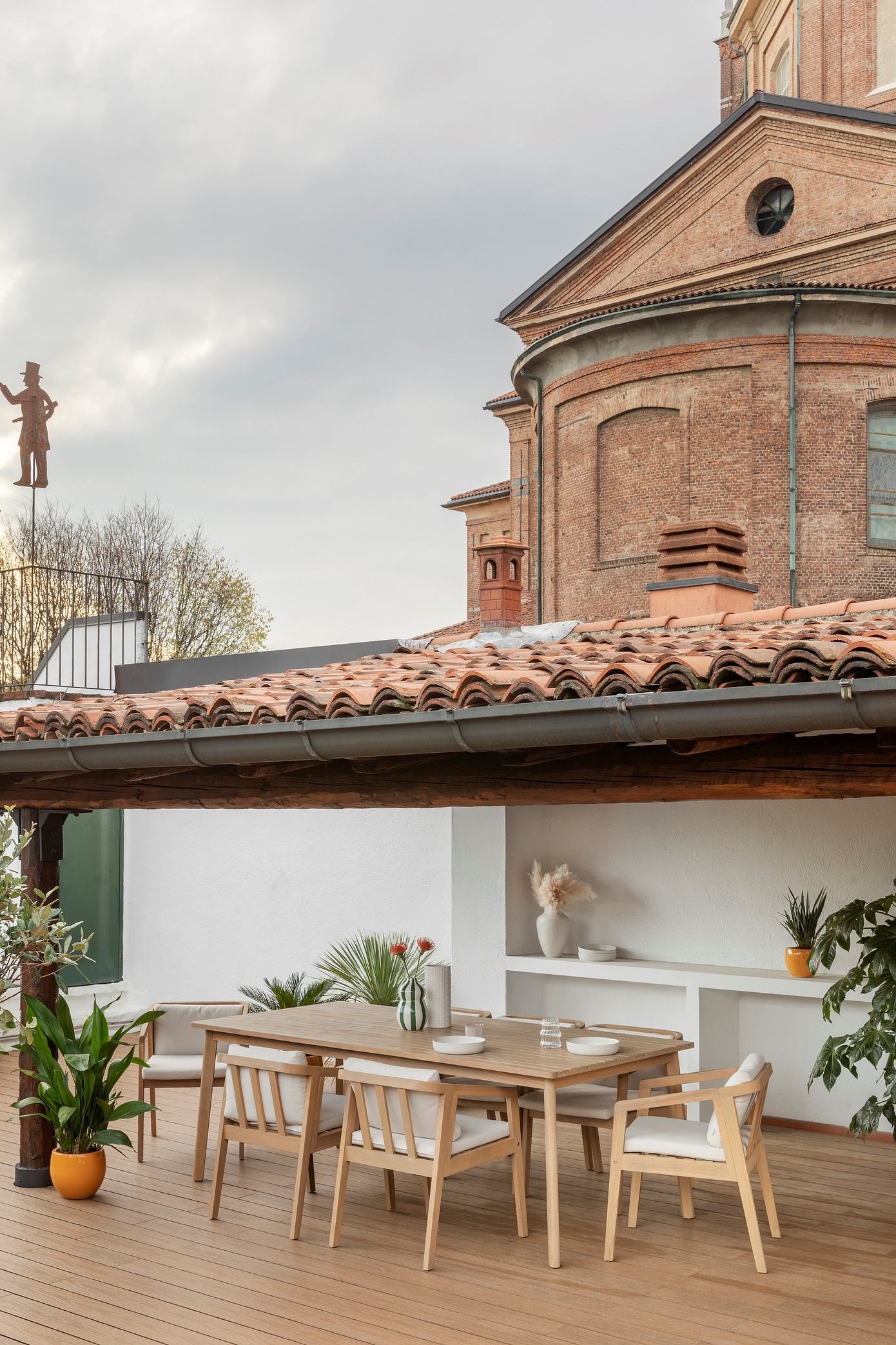 Francesca’s House: Lively Family Apartment Crafted for Digital Life-8