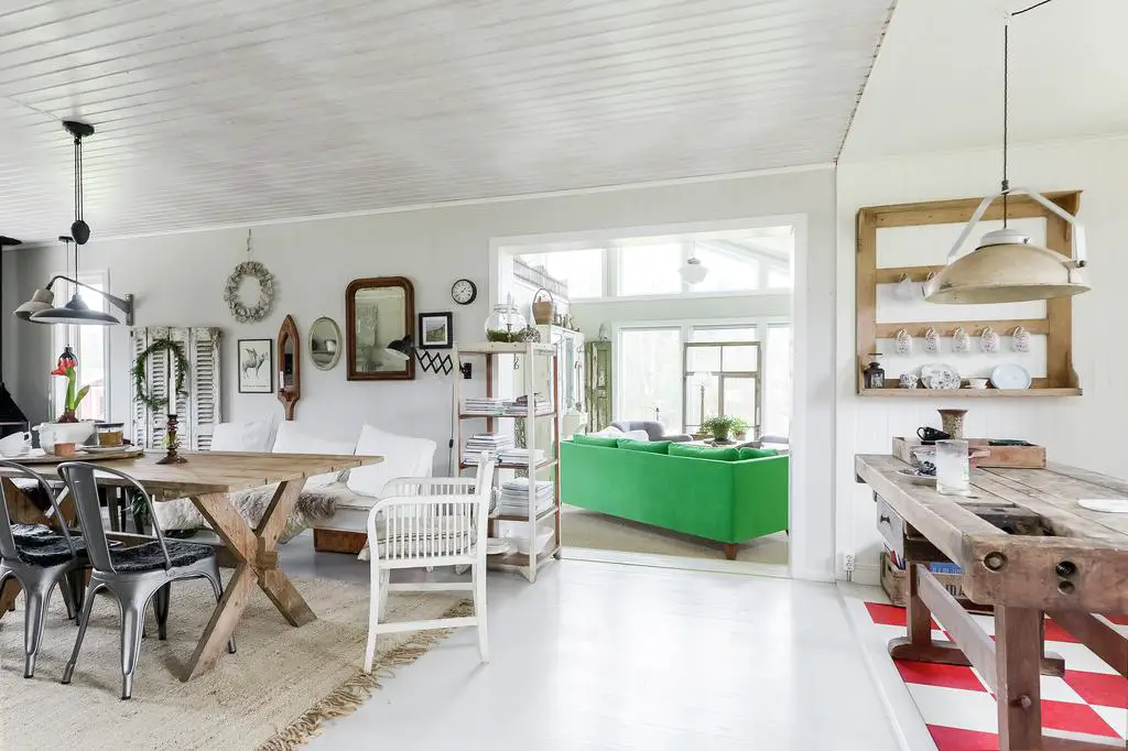 瑞典红屋 | 活力绿沙发点亮乡村时尚家居-2