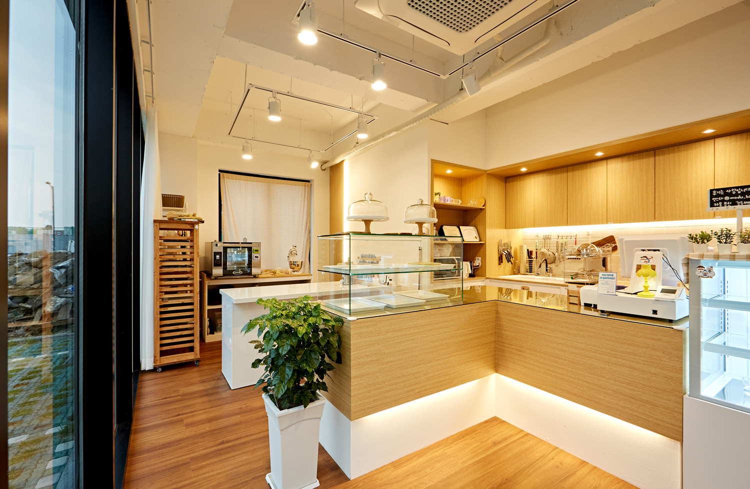 白色&原木风 7 坪咖啡店设计-5