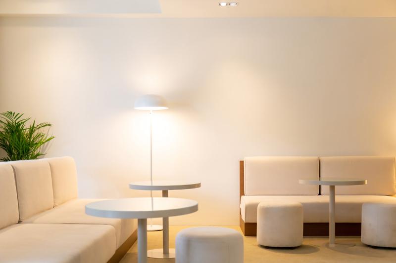 25 坪温暖氛围的白色与木质调咖啡馆设计-13