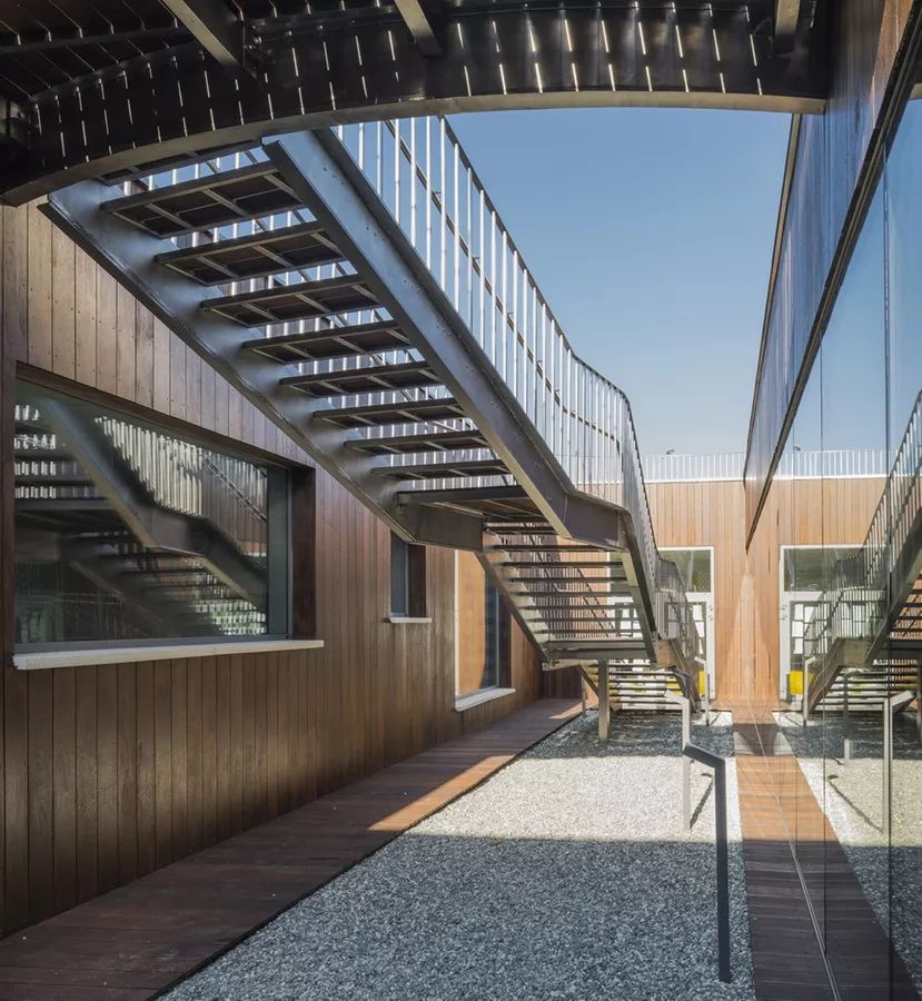 波兰幼儿园 | 犹如漂浮的小岛，鼓励孩子欢快奔跑-12