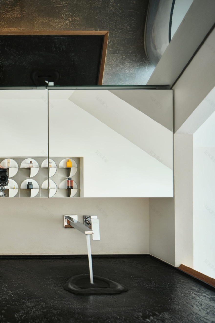 现代折衷与艺术的交织:复式空间“不被定义的家”设计丨HURR赫设计-51