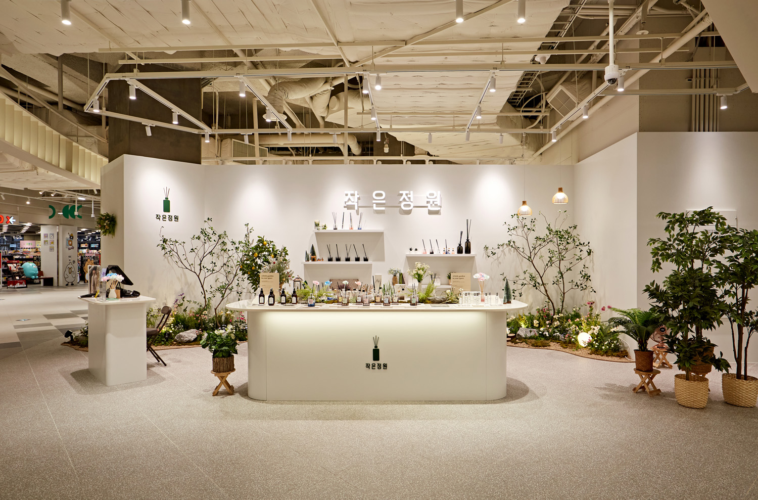 白色花园 | 10 平米小阳台的极简设计魅力-2