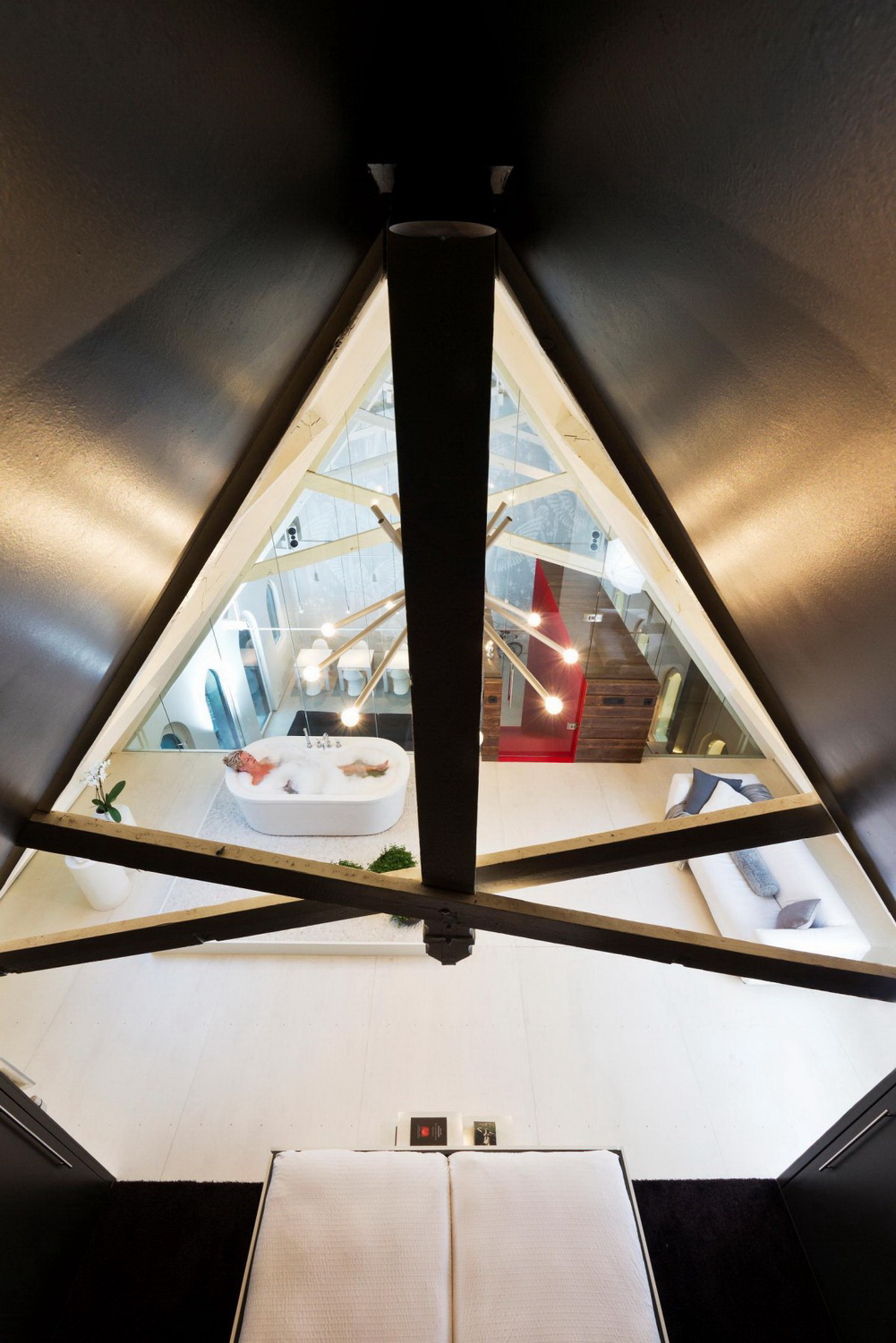 荷兰旧教堂变身的单层阁楼式小别墅-21