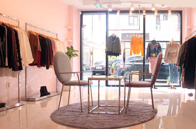 简约时尚的粉金服装店设计-8