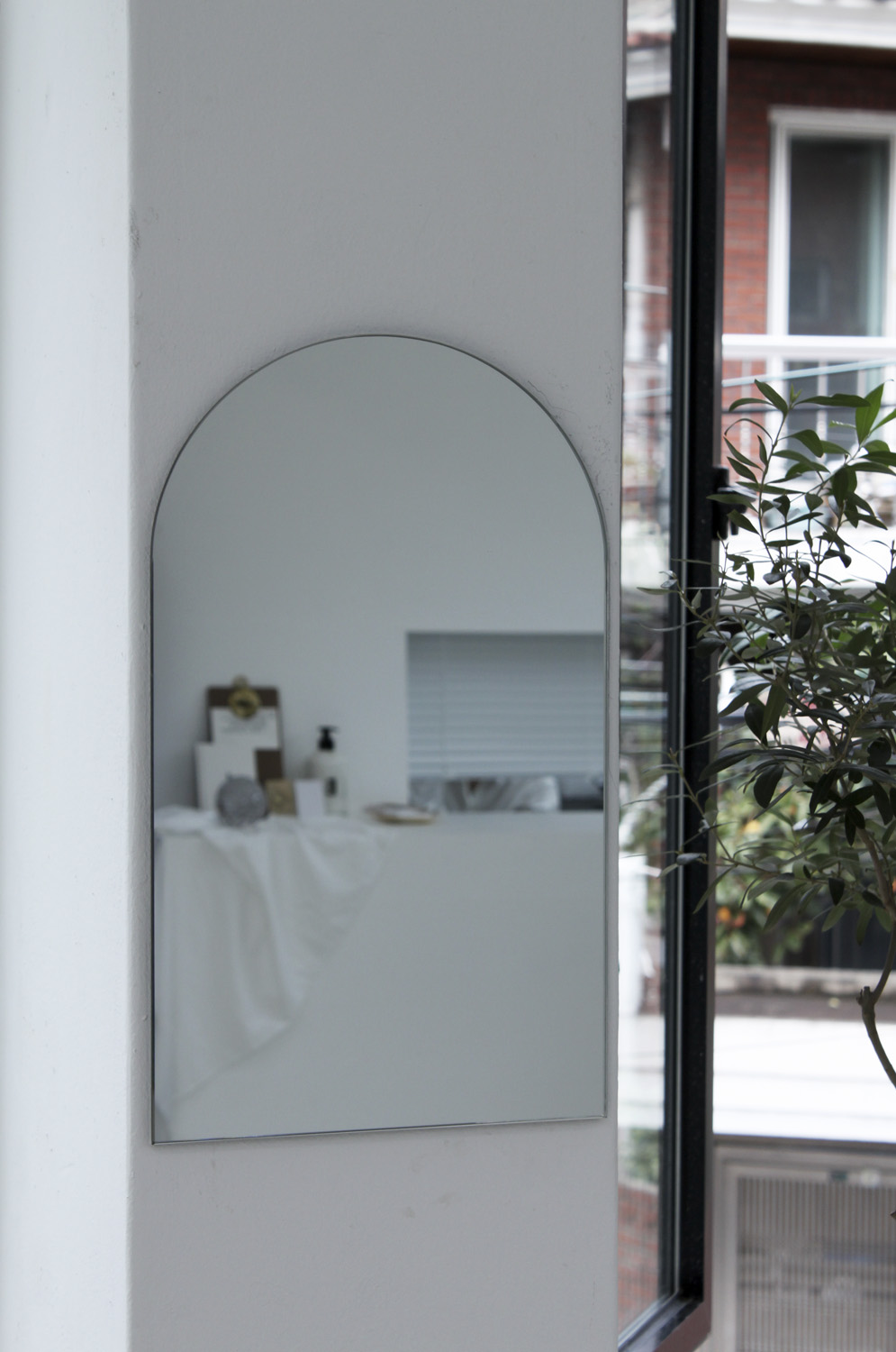 白色时尚迷你家具店设计-16