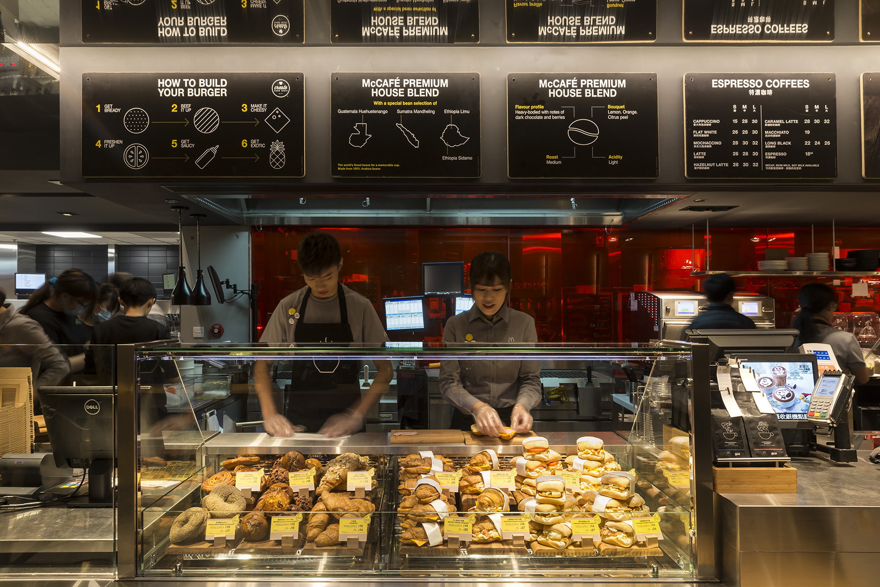 香港麦当劳打造简约经典室内空间-23