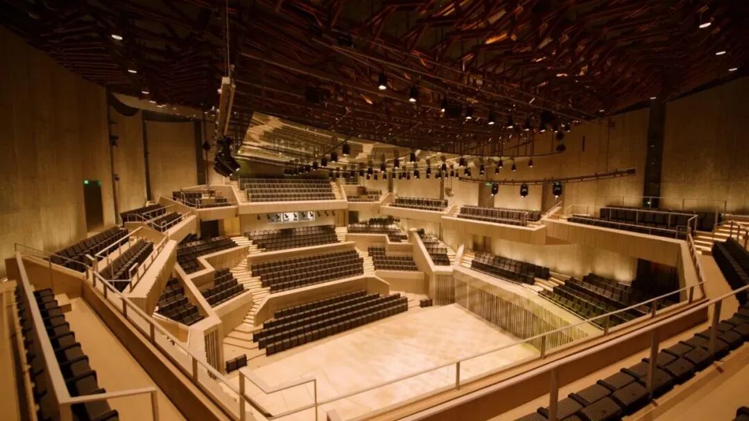 “家门口”的世界级盛宴：未来之瞳大剧院璀璨启幕，中孚泰助力首演成功-9