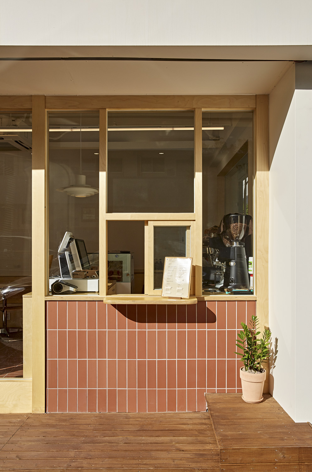 "白色木屋咖啡厅 | 温馨而时尚的设计"-4