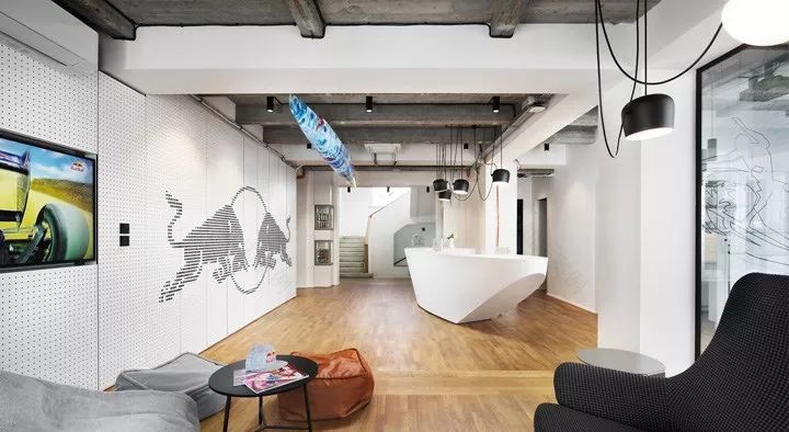 红牛布拉格办公室 | 极简工业风的千禧社区-2