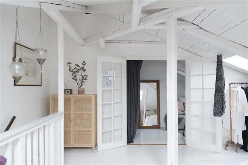 优雅双层公寓，阁楼卧室的独特魅力-17