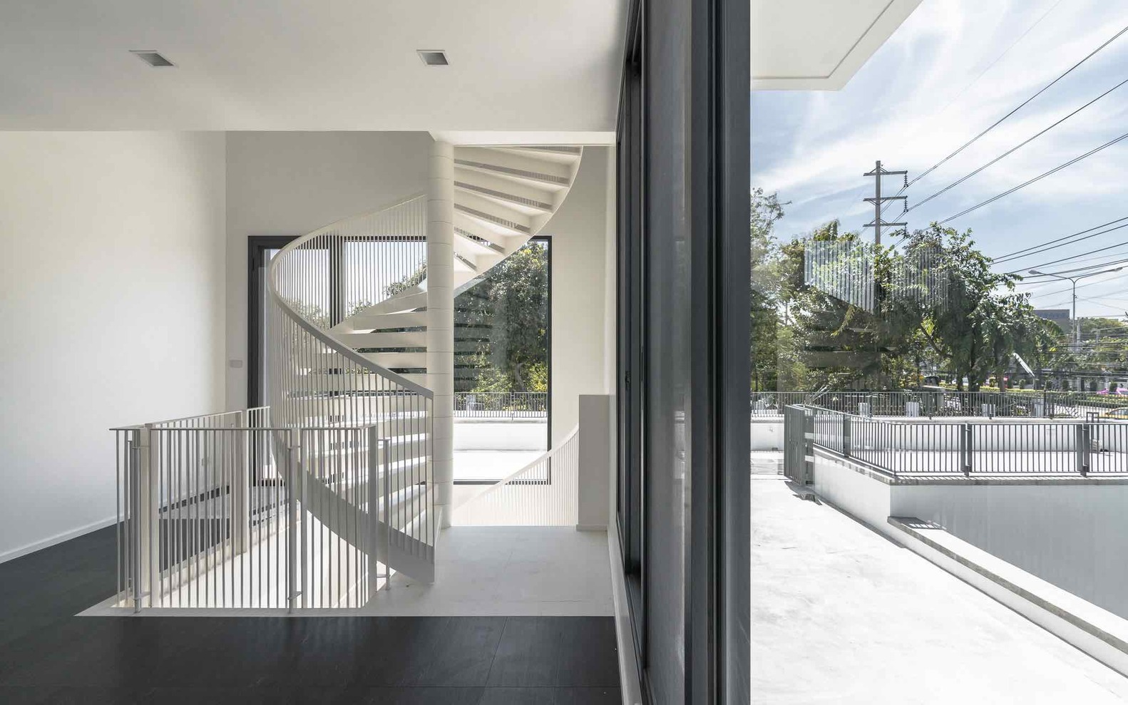 泰国 Baan Bangpok 家庭住宅，垂直螺旋楼梯设计-56