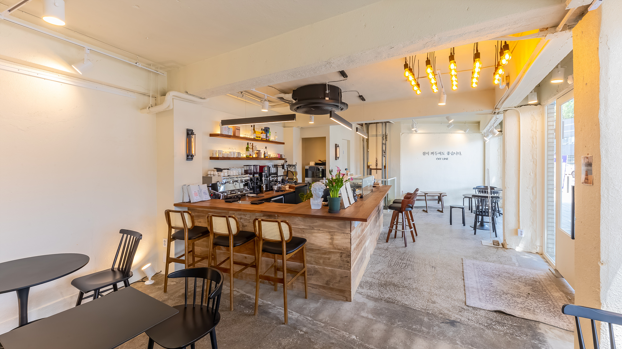 40 平米极简咖啡厅 | 白色与木质的完美融合-4