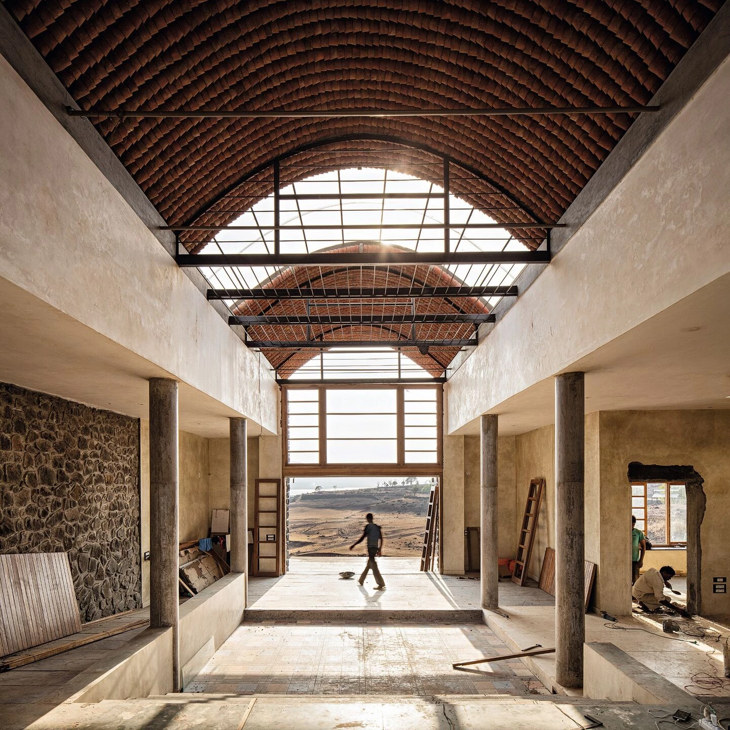印度 Brahmangarh 地区自然石材与陶土砖和谐共生住宅丨Anupama Kundoo Architects-17