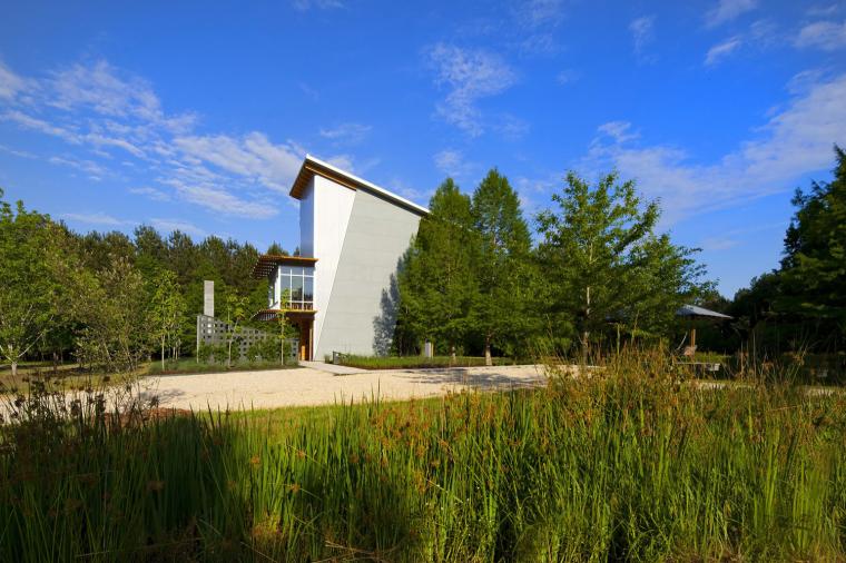 美国十颗橡树农场池塘别墅丨Holly And Smith Architects-17