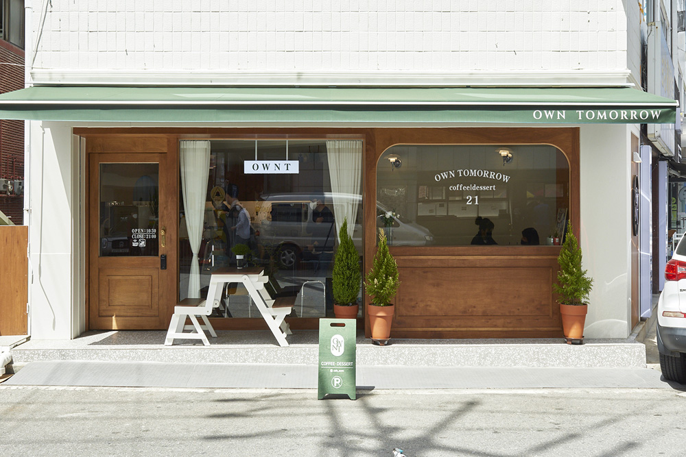 白色与木纹的完美融合 | 10 平米小咖啡厅的极简内饰设计-2