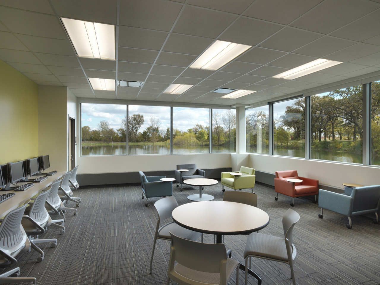 湖畔独立校园,集学习休闲于一体的 Waubonsee Community College Plano Classroom Building-42