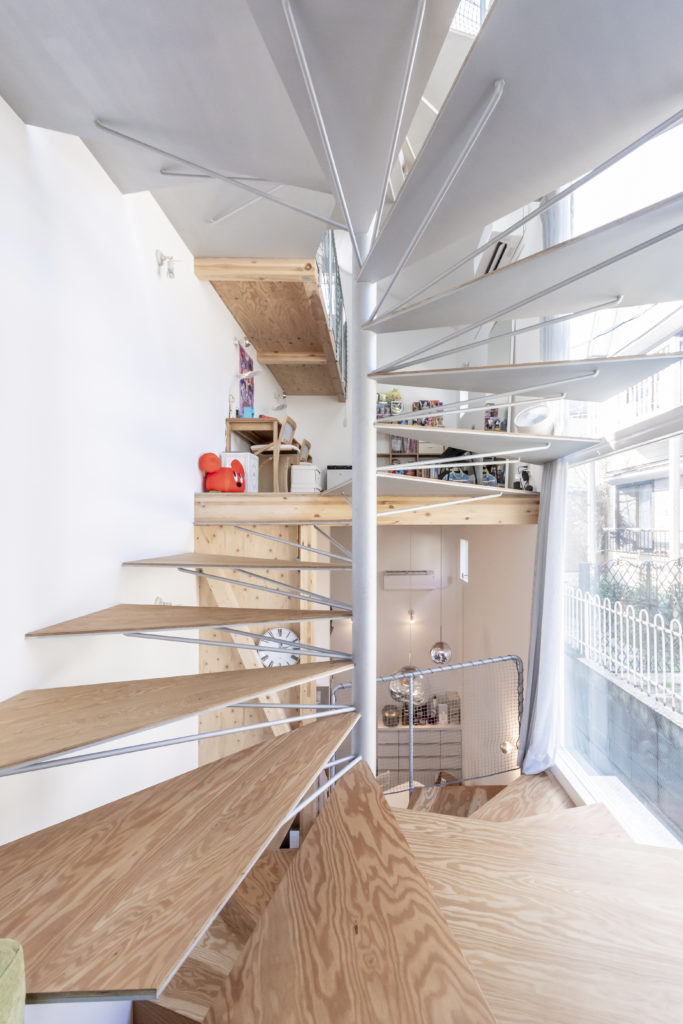 真ん中に螺旋階段のある家中庭のような階段を中心に明るく広く暮らす | Architecture | 100%LiFE-4