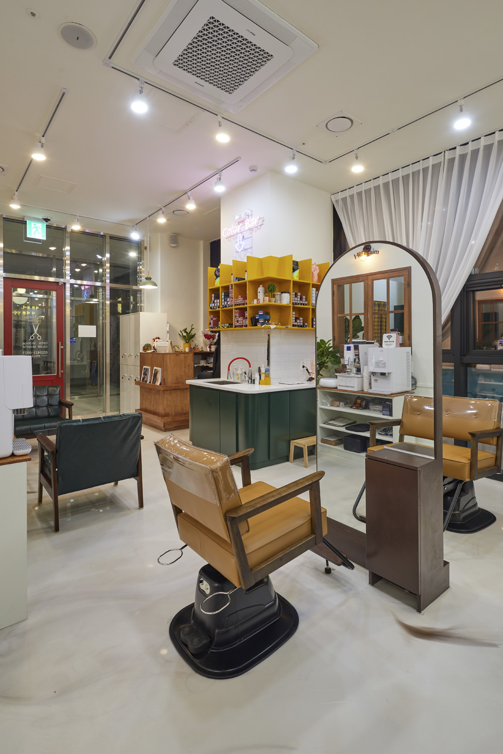 简约时尚的 24 平米美妆店设计-12