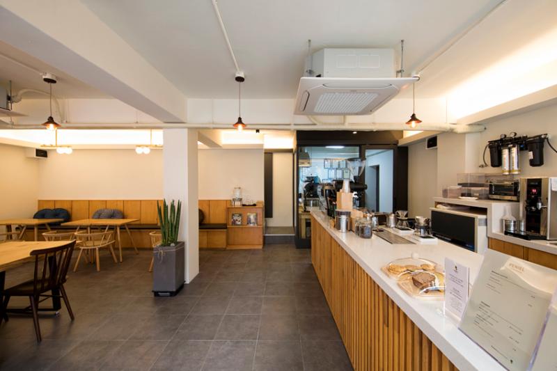 20 平极简咖啡厅，木质与白色的无压空间-4