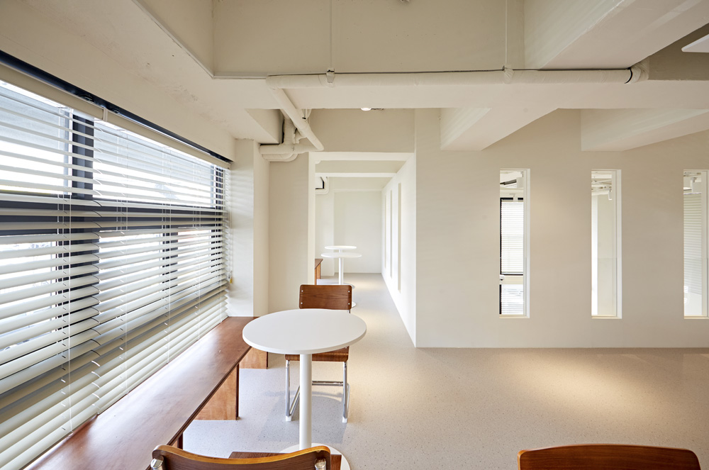 28 平极简双层咖啡馆，展现白色与木纹之美-15