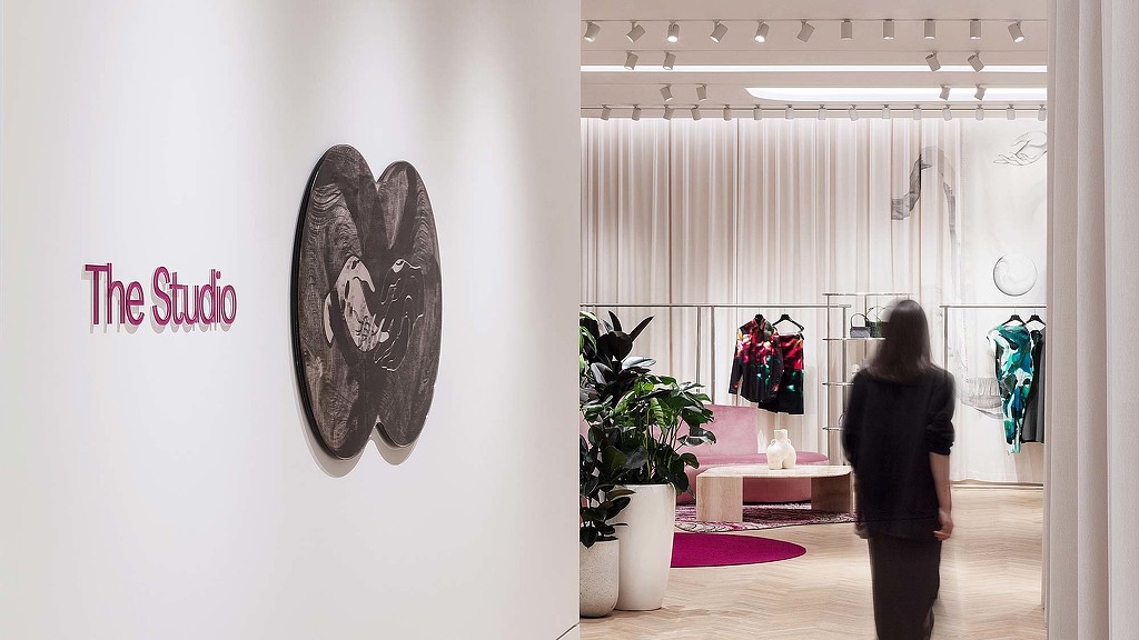 Holt Renfrew 沉浸式试衣间-1