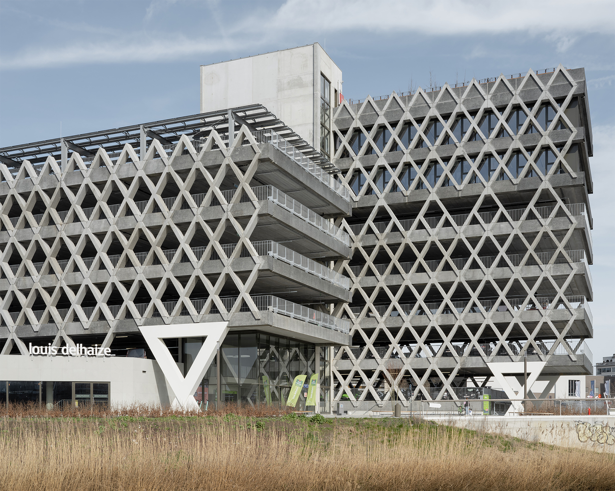 停车大楼的动态转换空间-7