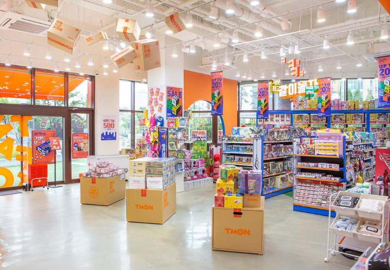 90 平米的购物商场，以品牌颜色为主题的室内设计-4