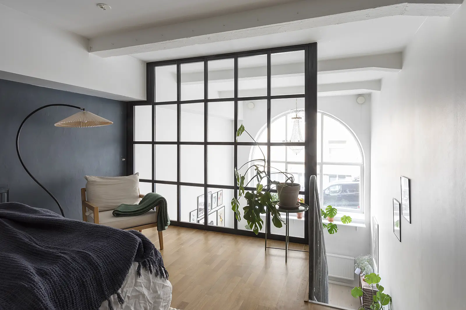 带有天窗的瑞典复式公寓房间-13