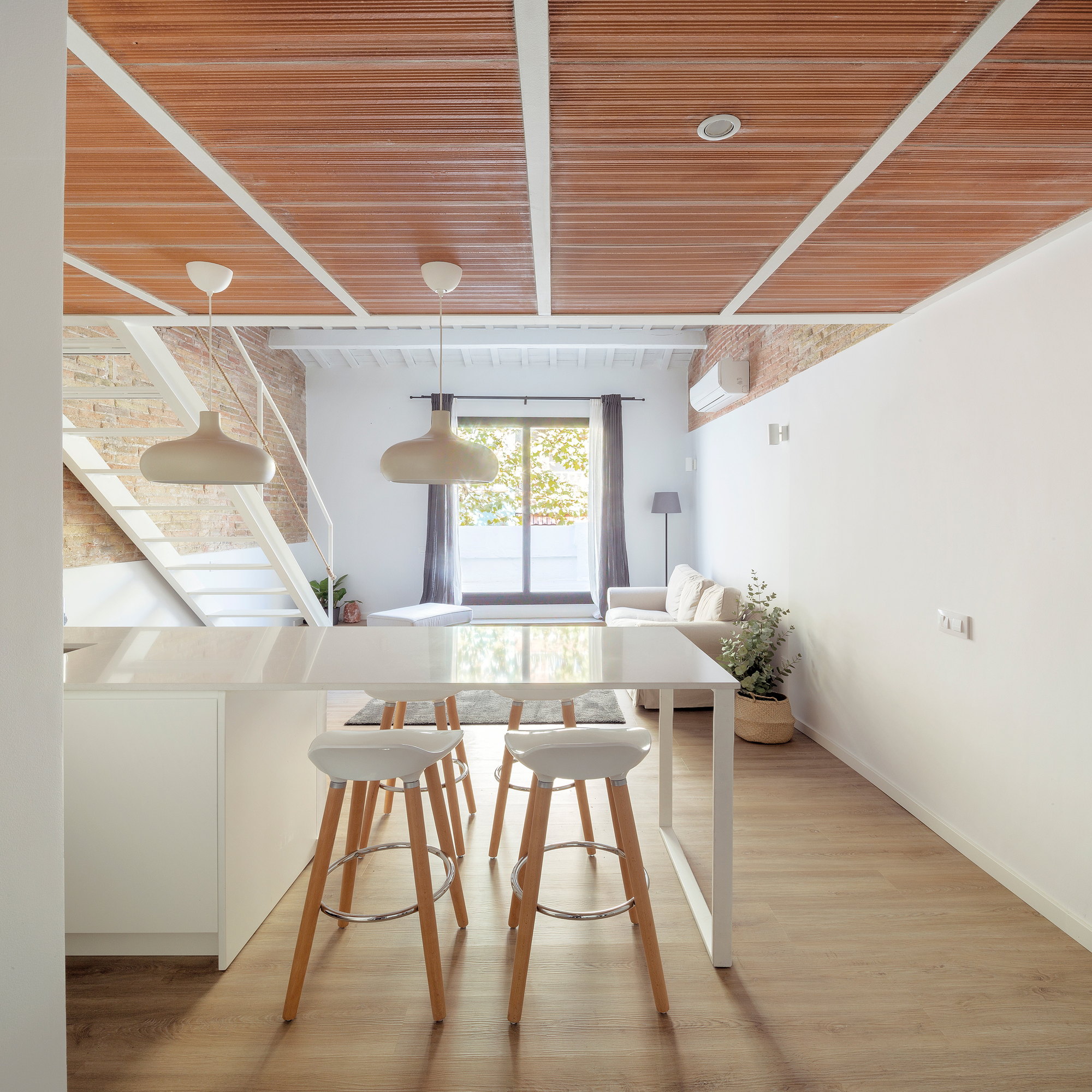 巴塞罗那海洋之畔的白色轻盈阁楼公寓-5