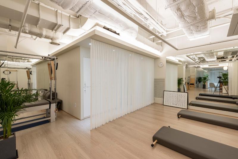 温润宜居的 39 平米白色与木质调氛围健身房设计-11