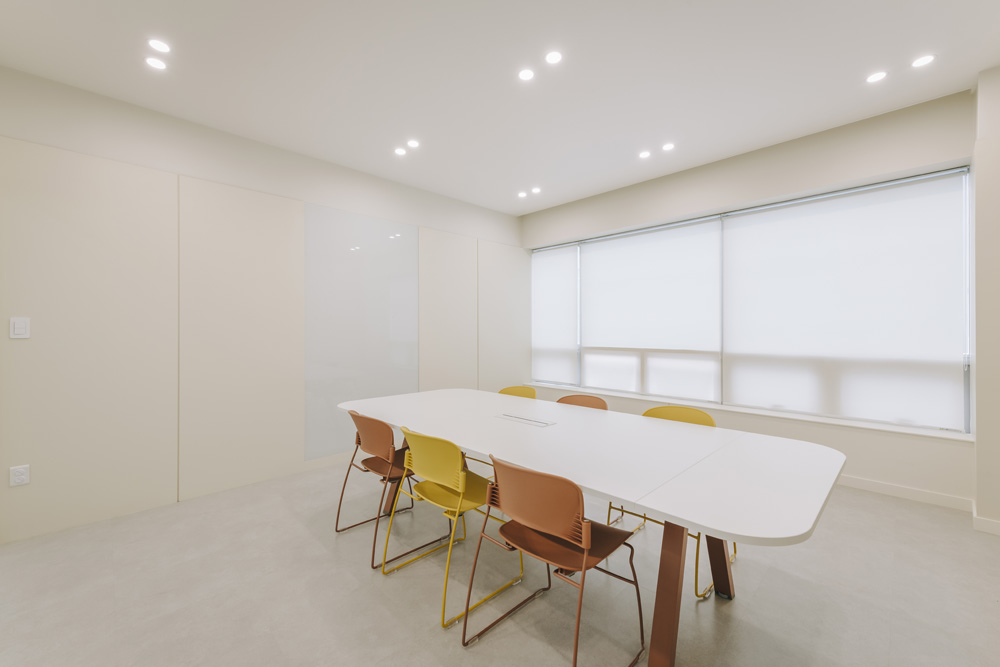 白色简约迷你办公室，60 平米的极致空间利用-9