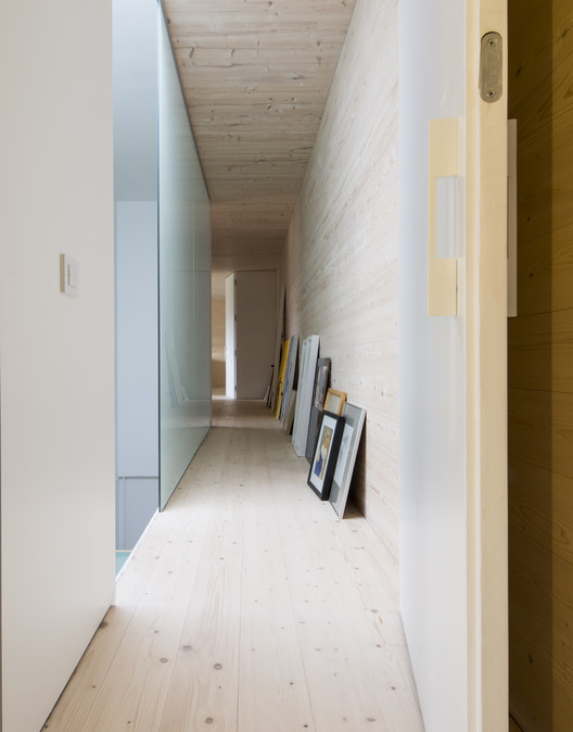 比利时小地块上的现代木构住宅-12