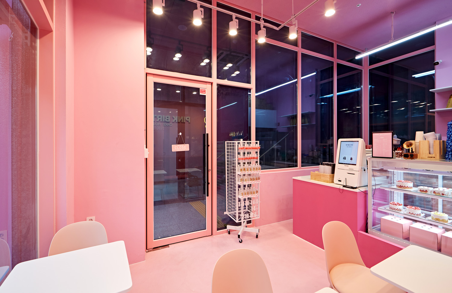 粉色碰撞的极致魅力 | 10 平米厨房的创意设计-10