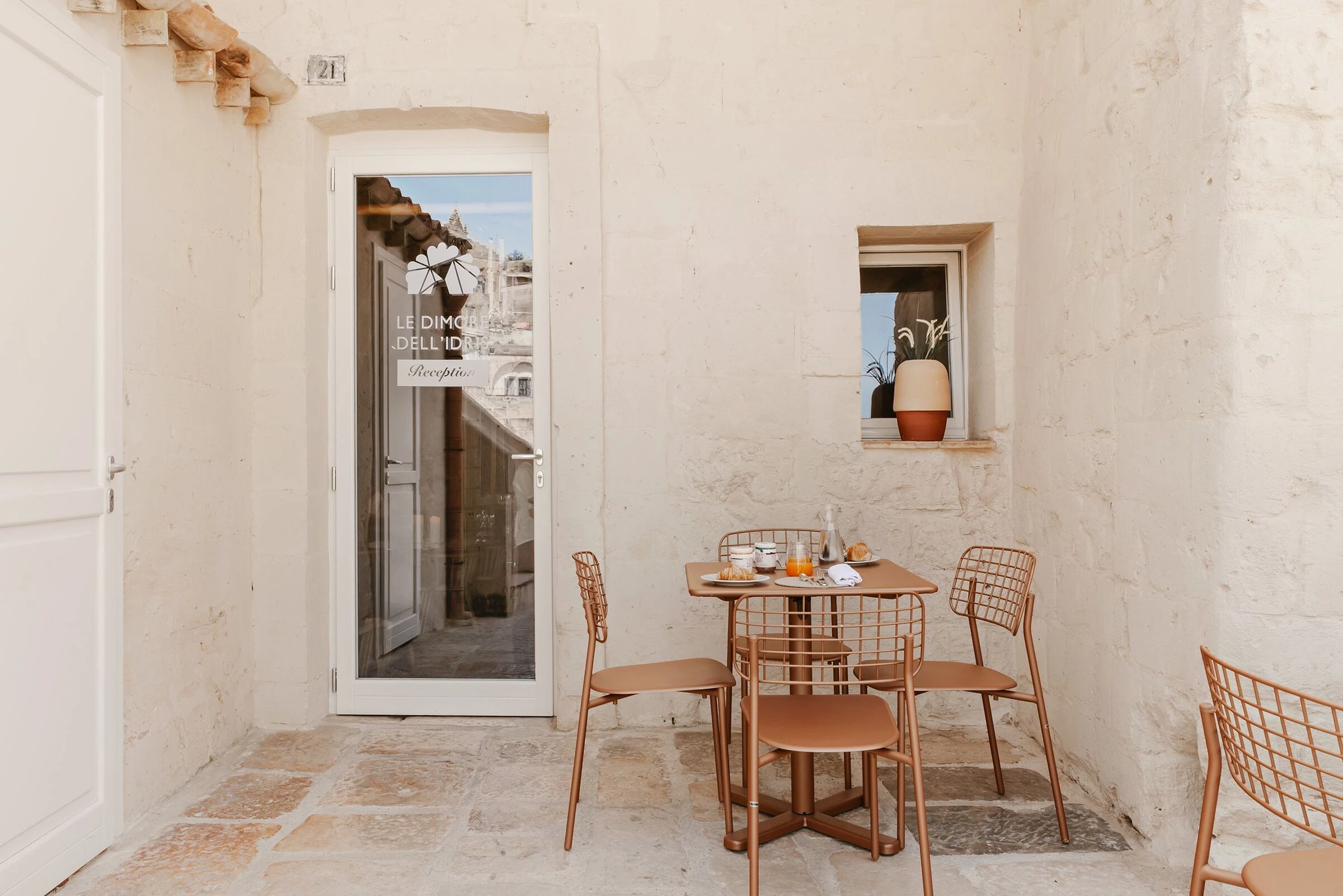 意大利古老城市中的现代早餐沙龙-20