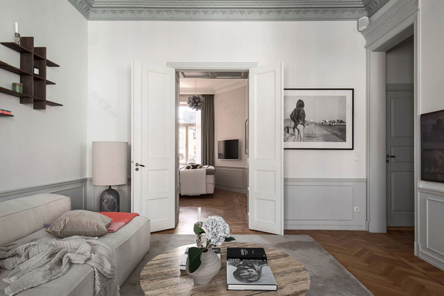 摩登斯堪的纳维亚公寓 | 彩色天花板的惊艳设计-17