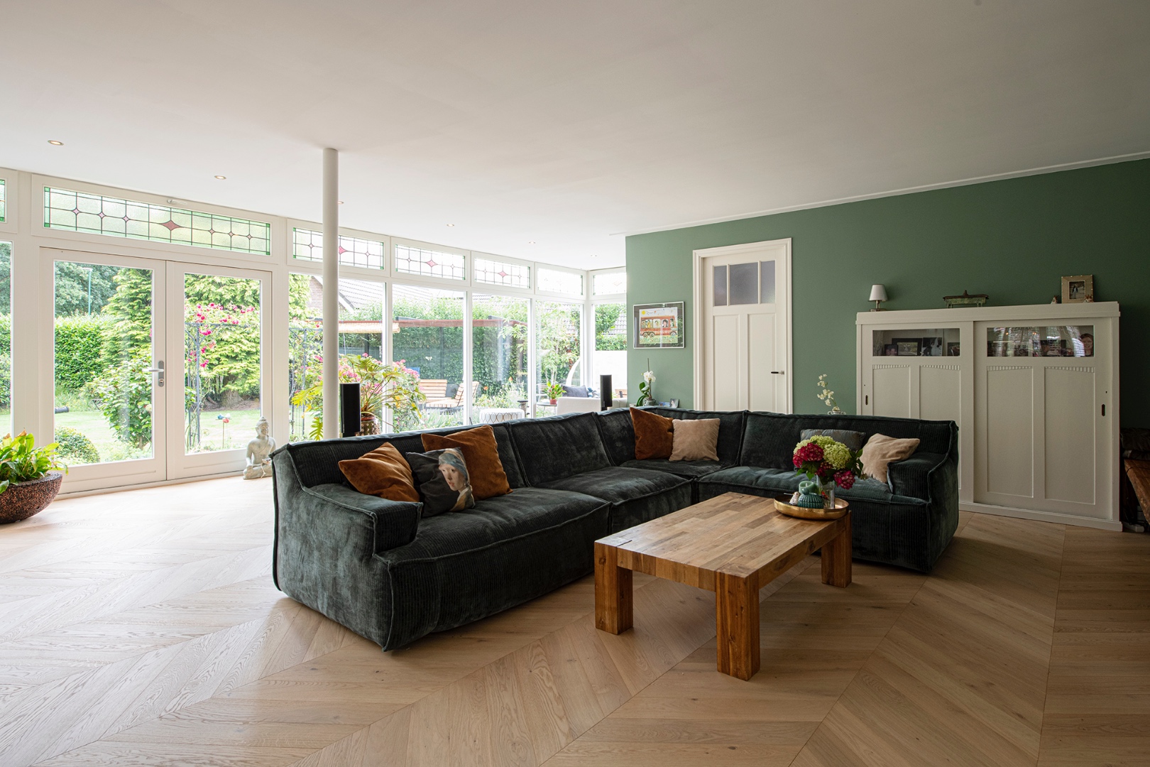 Lichte hongaarse punt in speels interieur-10