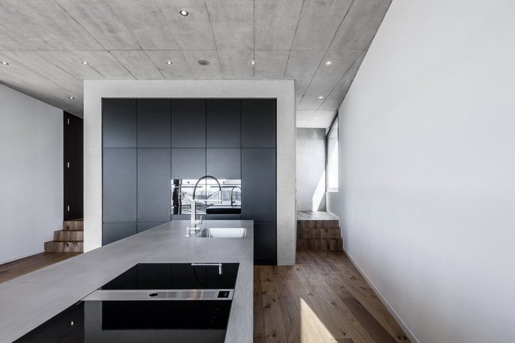 瑞士山坡上的 L 形家庭住宅-23