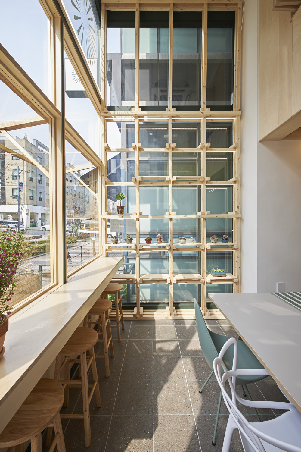 十平米清爽双层咖啡馆，展现简约设计魅力-9