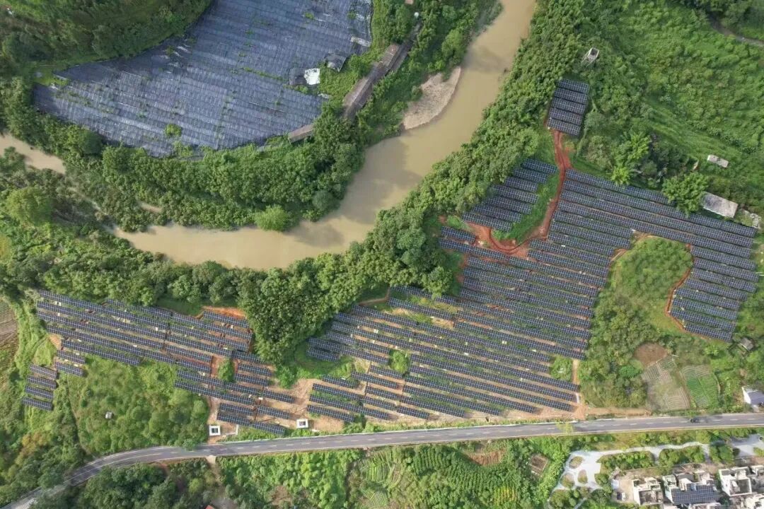 绿色能源矩阵点亮粤北生态经济新图景|罗曼数智能源广东韶关光伏项目成功并网发电-6