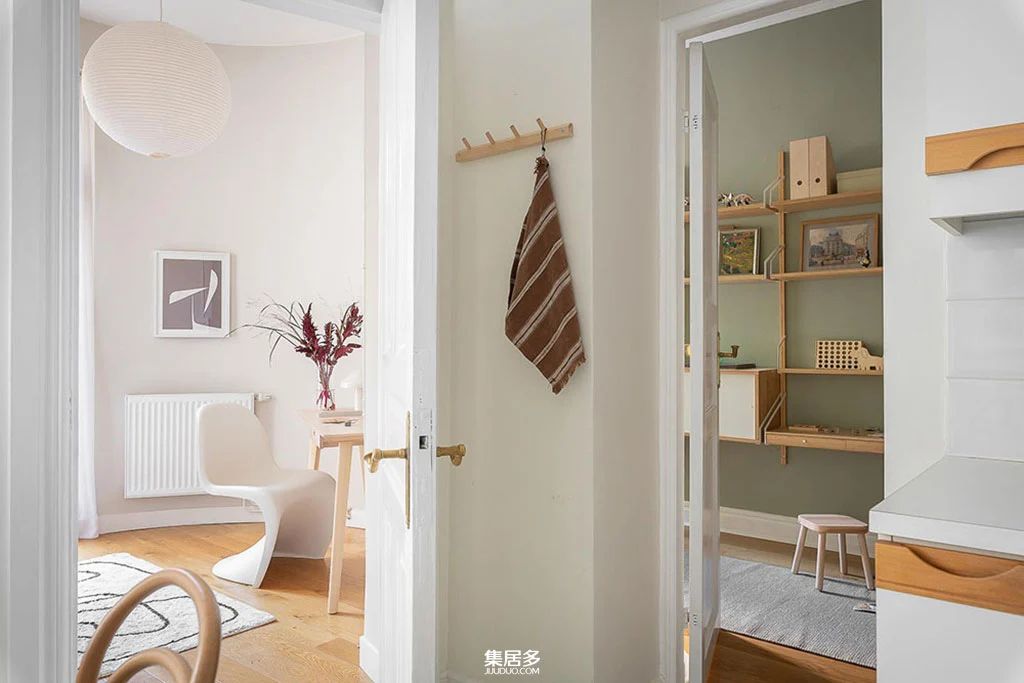 哥德堡明亮斯堪的纳维亚公寓的彩色画廊墙设计-21