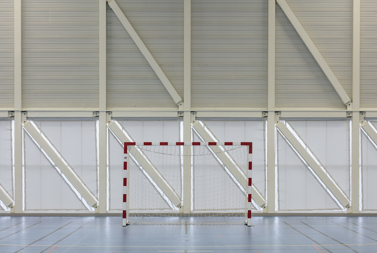 吕克·博格利打造的地形嵌入式体育设施-32