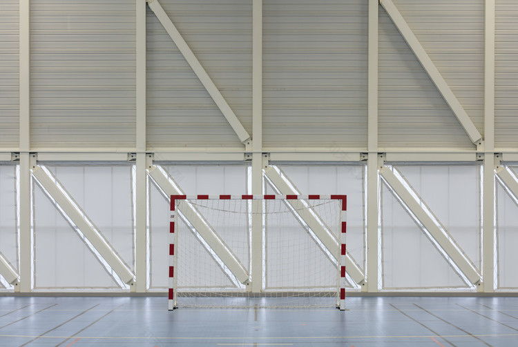 吕克·博格利打造的地形嵌入式体育设施-32