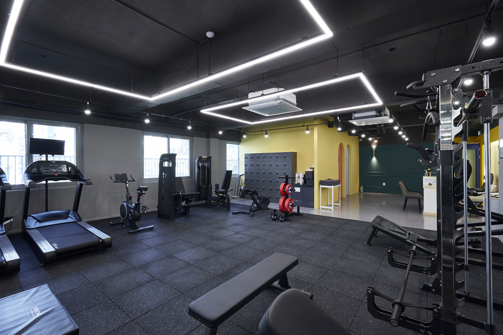 “韩国 YFIT 健身中心，色彩斑斓的室内设计引人注目”-9