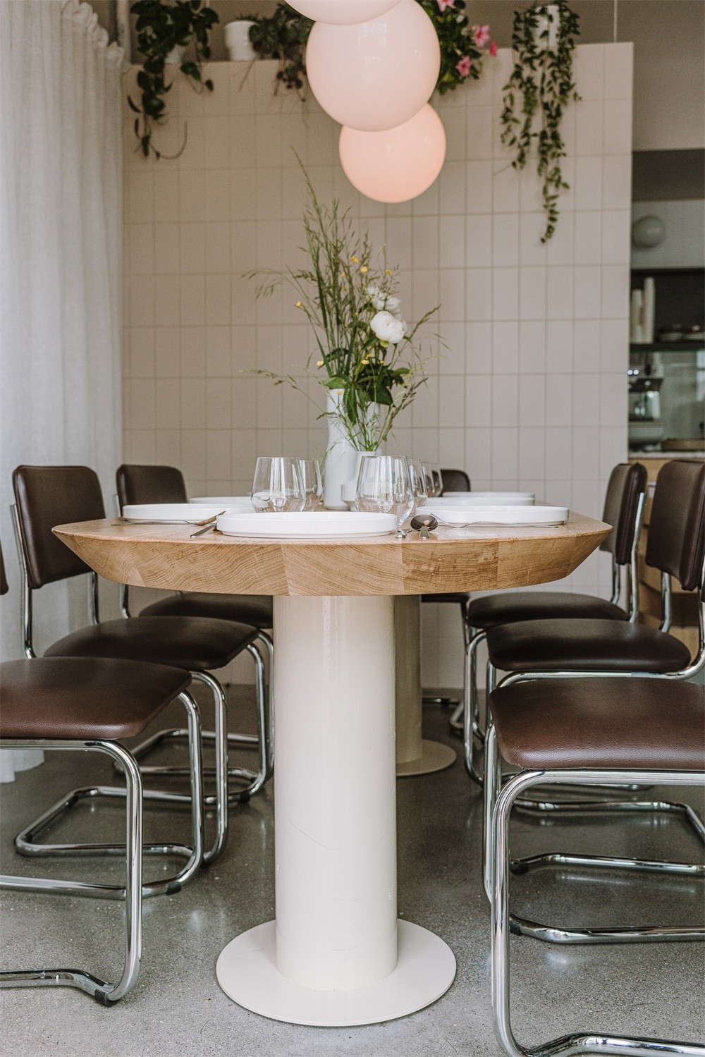 波兰 Nadzieja 现代风格餐厅 | 白色瓷砖、棕皮钢管椅展现包豪斯风格-15