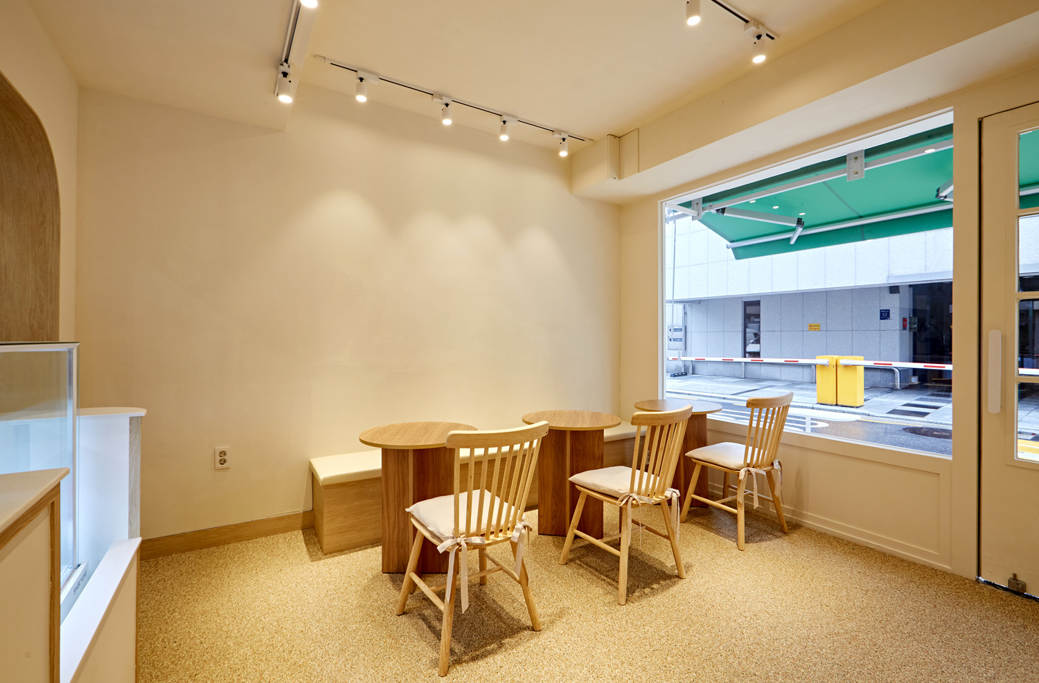 白色与木质，打造 10 平米精致空间-11