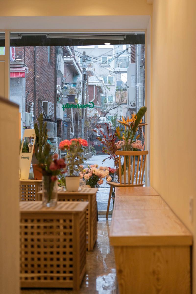 七坪空间的奇幻之旅 | 白色与木质的温馨咖啡馆-8