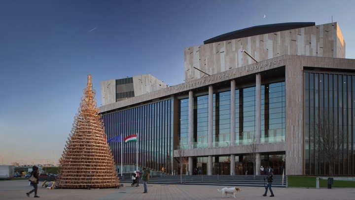 匈牙利Hello Wood工作室用雪橇打造的巨型圣诞树丨匈牙利布达佩斯丨匈牙利Hello Wood设计工作室-3